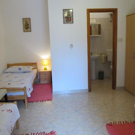 Apartments Vesna With Pool - New! Sveti Lovreč Pazenatički Стая снимка