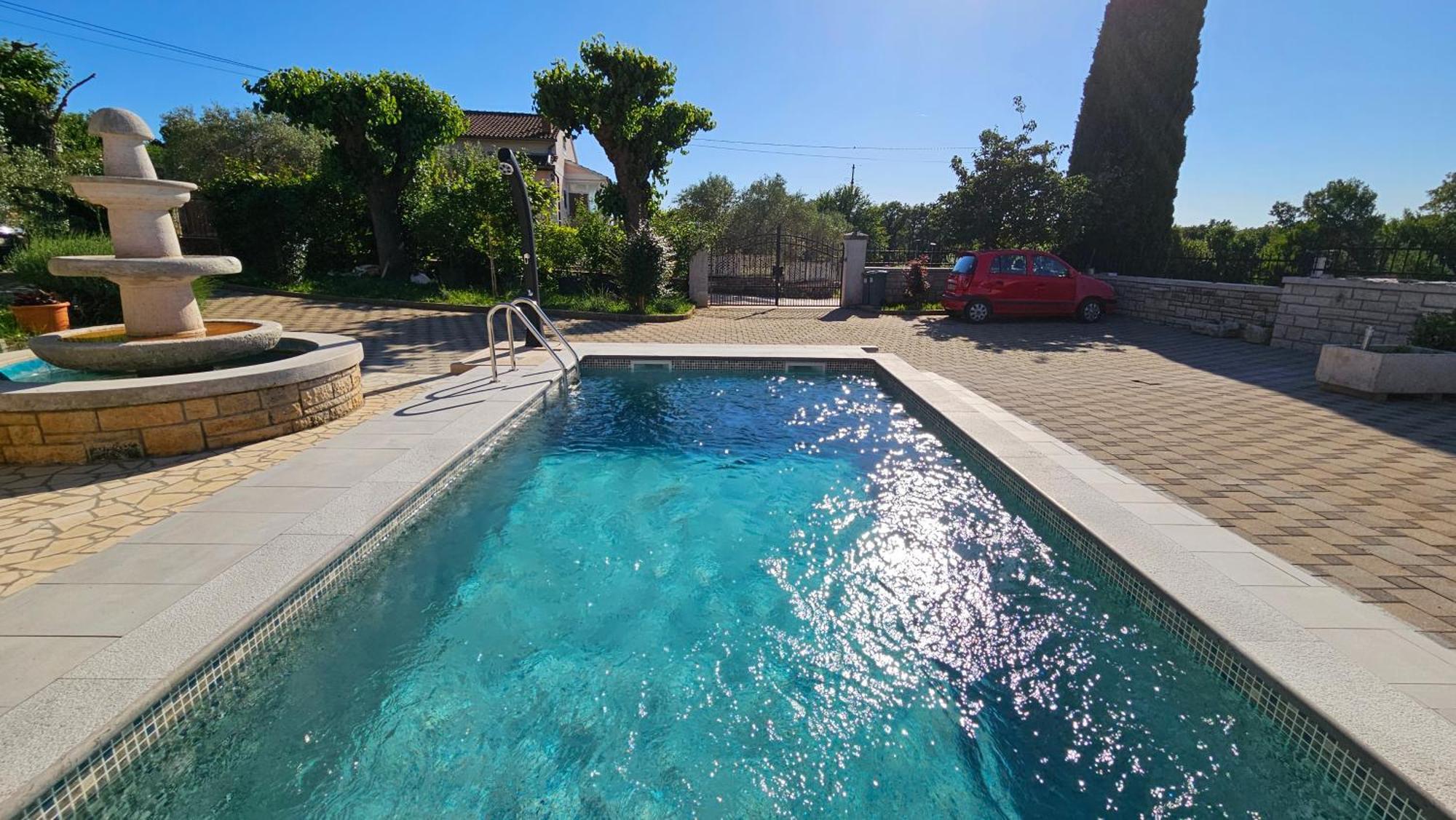 Apartments Vesna With Pool - New! Sveti Lovreč Pazenatički Екстериор снимка